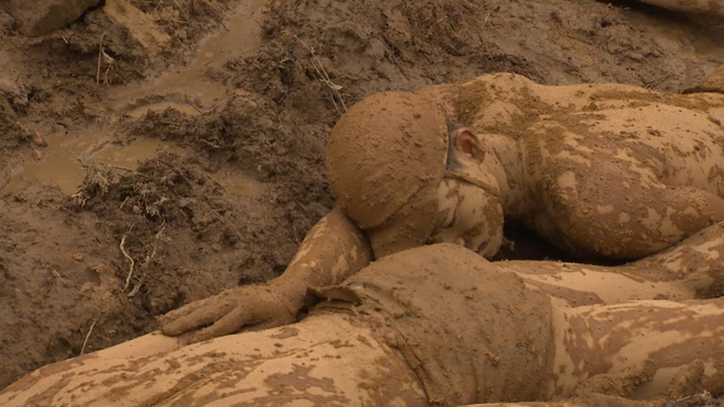 nhap ngu hot boy binh an noi cau vi phai tam nuoc lanh