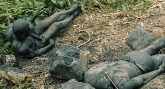 nhap ngu hot boy binh an noi cau vi phai tam nuoc lanh