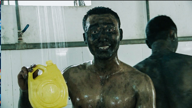 nhap ngu hot boy binh an noi cau vi phai tam nuoc lanh