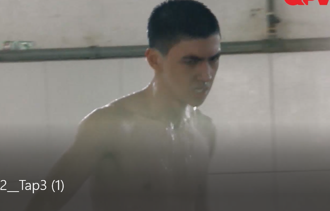 nhap ngu hot boy binh an noi cau vi phai tam nuoc lanh