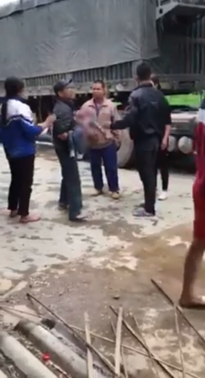 yen bai bo gao khoc tham thiet om thi the con trai 2 tuoi bi xe tai can tu vong