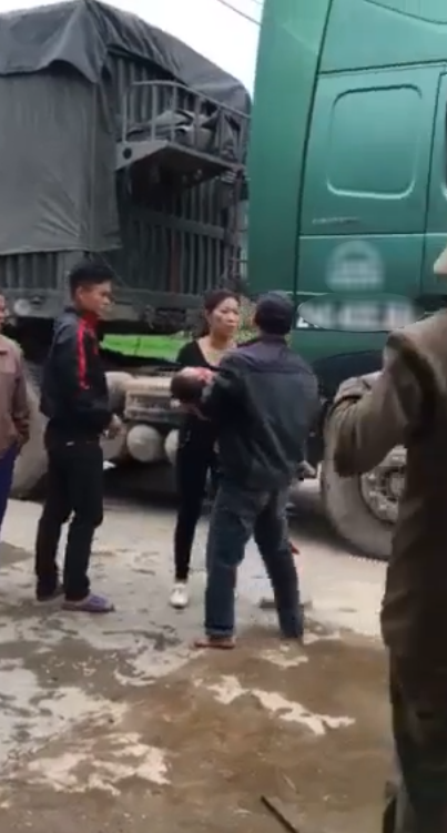 yen bai bo gao khoc tham thiet om thi the con trai 2 tuoi bi xe tai can tu vong