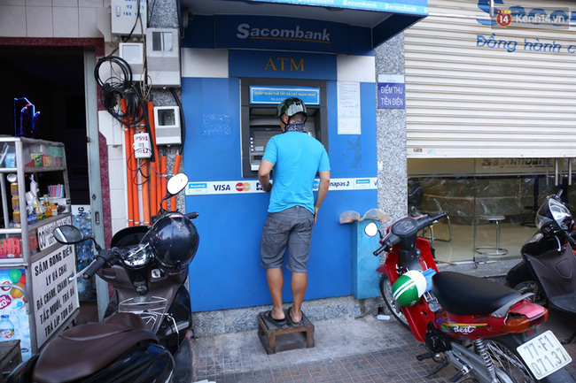 can canh cay atm trong buc anh gay bao mxh co gai bac ghe rut tien vi bac them da bi do bo