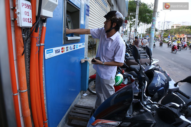 can canh cay atm trong buc anh gay bao mxh co gai bac ghe rut tien vi bac them da bi do bo