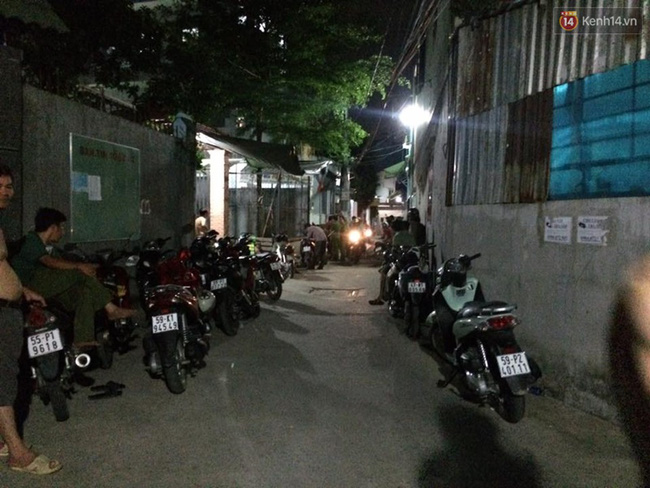 nam thanh nien nghi dung hung khi sat hai ban gai trong phong tro o sai gon