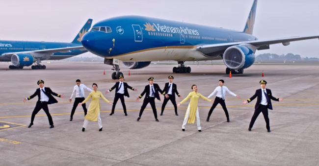 khi nhan vien vietnam airlines nhay dieu bong bang lan gio tre trung thoi vao lao tuong
