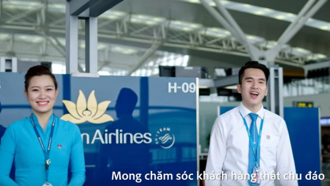 khi nhan vien vietnam airlines nhay dieu bong bang lan gio tre trung thoi vao lao tuong