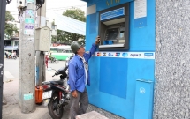 nhieu cay atm o sai gon tro nen qua cao vi bac them lan chiem via he da bi dap bo