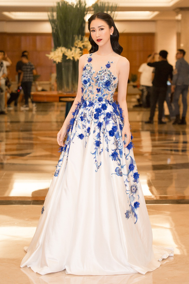 ho ngoc ha kin dao ben dan my nhan goi cam