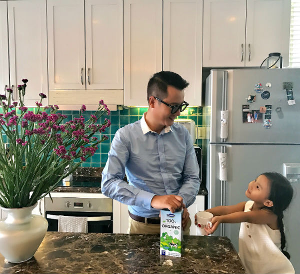 tham gia hanh trinh vinamilk organic farm tour cung gia dinh ca si hoang bach