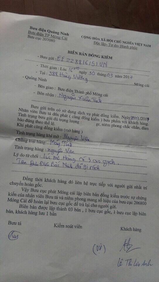 buu kien chuyen di la laptop den tay nguoi nhan hoa da va gach