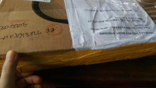 buu kien chuyen di la laptop den tay nguoi nhan hoa da va gach