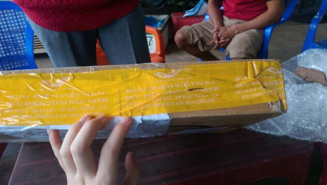 buu kien chuyen di la laptop den tay nguoi nhan hoa da va gach