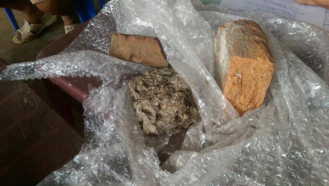 buu kien chuyen di la laptop den tay nguoi nhan hoa da va gach