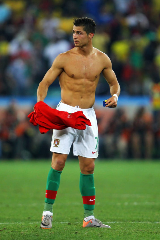 cristiano ronaldo khoc thet voi buc tuong vinh danh minh tai que nha