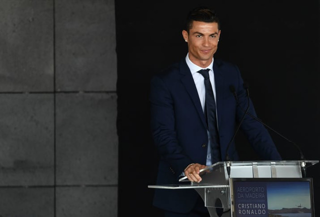 cristiano ronaldo khoc thet voi buc tuong vinh danh minh tai que nha