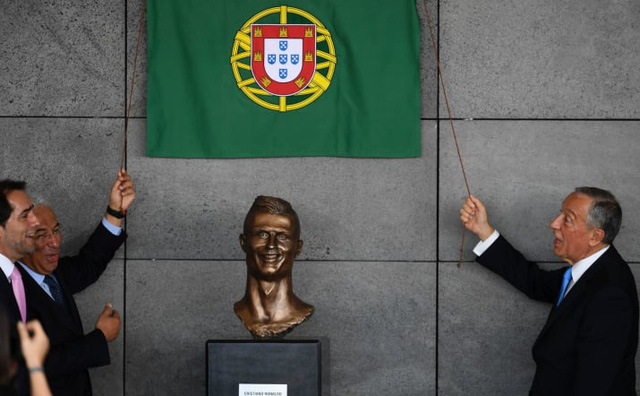 cristiano ronaldo khoc thet voi buc tuong vinh danh minh tai que nha