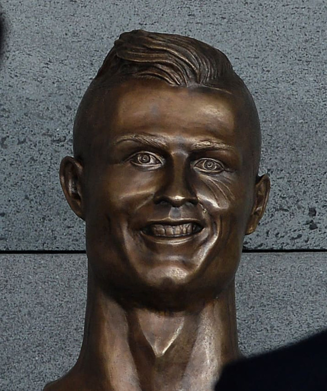 cristiano ronaldo khoc thet voi buc tuong vinh danh minh tai que nha