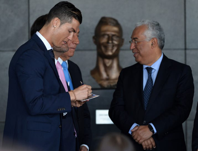 cristiano ronaldo khoc thet voi buc tuong vinh danh minh tai que nha