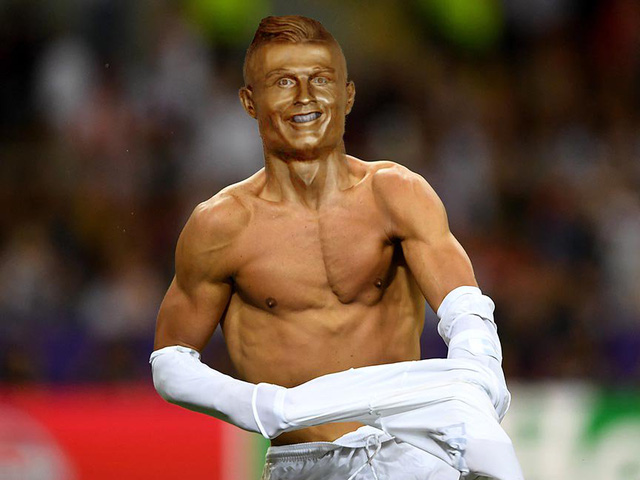 cristiano ronaldo khoc thet voi buc tuong vinh danh minh tai que nha