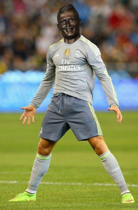 cristiano ronaldo khoc thet voi buc tuong vinh danh minh tai que nha