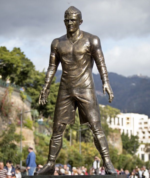 cristiano ronaldo khoc thet voi buc tuong vinh danh minh tai que nha