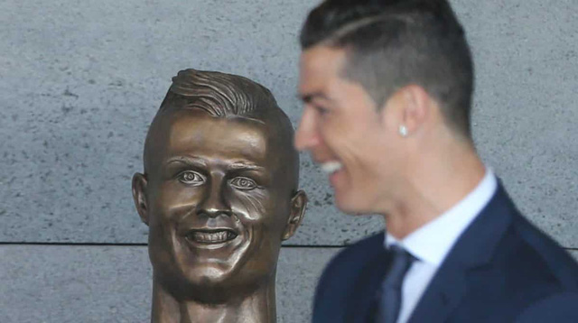 cristiano ronaldo khoc thet voi buc tuong vinh danh minh tai que nha