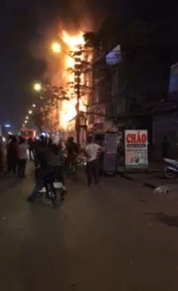 hai phong chay lon tai mot cua hang tren pho ca ngoi nha chim trong bien lua