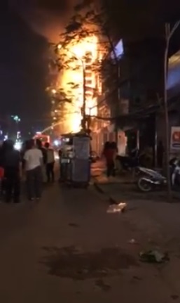 hai phong chay lon tai mot cua hang tren pho ca ngoi nha chim trong bien lua