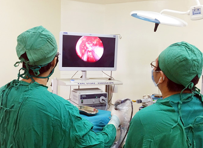 cat bo khoi u tuyen yen bang phuong phap noi soi khong can mo so