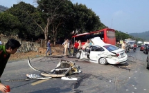 hoa binh o to chay lan lan dam vao xe khach hai bo con gay chan tay phai nhap vien cap cuu