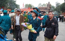 video cu ong 94 tuoi bat khoc nuc no khi nhan chiec goi in hinh nguoi vo qua co