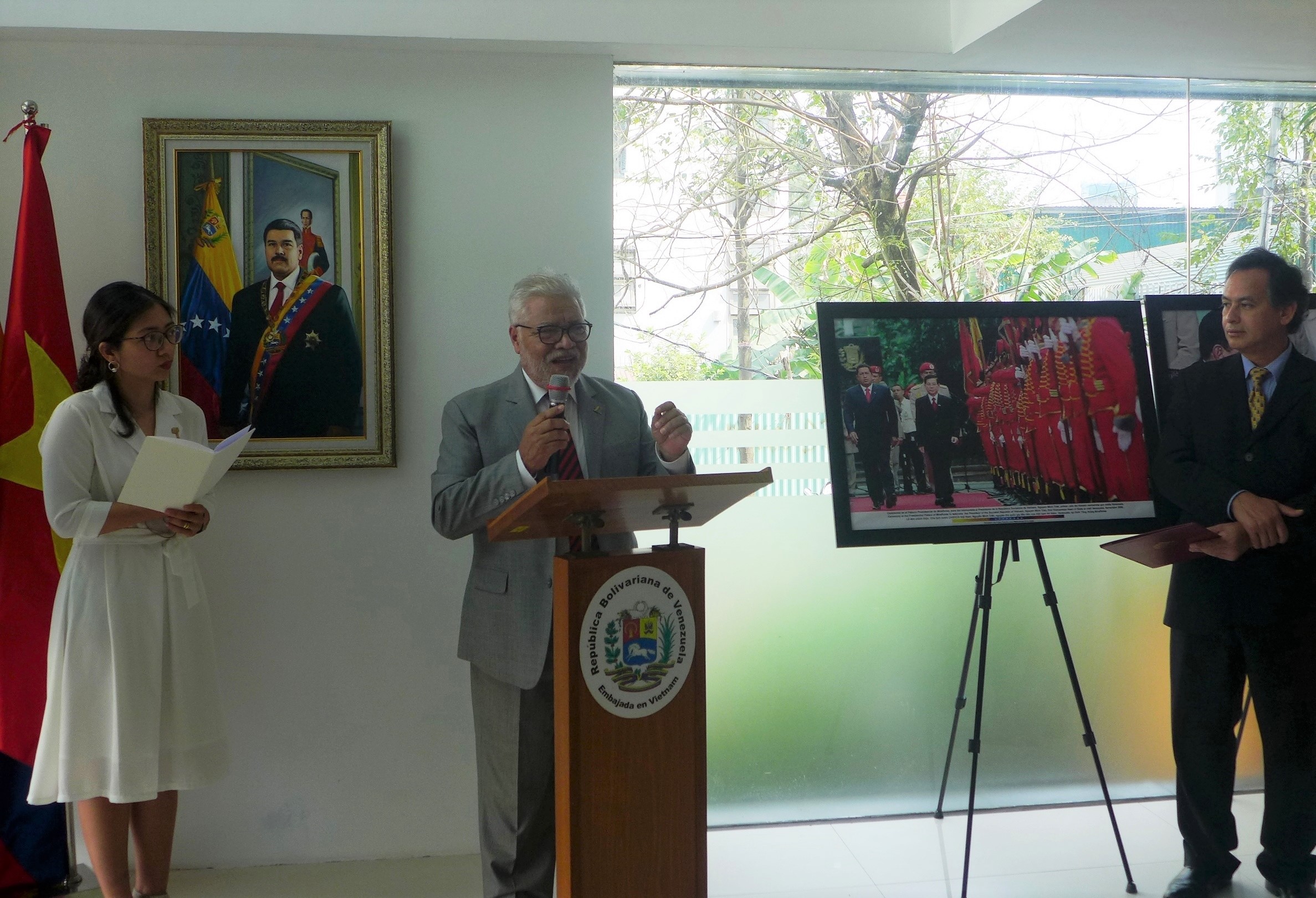 trien lam anh tuong niem 5 nam ngay mat cua tong thong hugo chavez tai ha noi