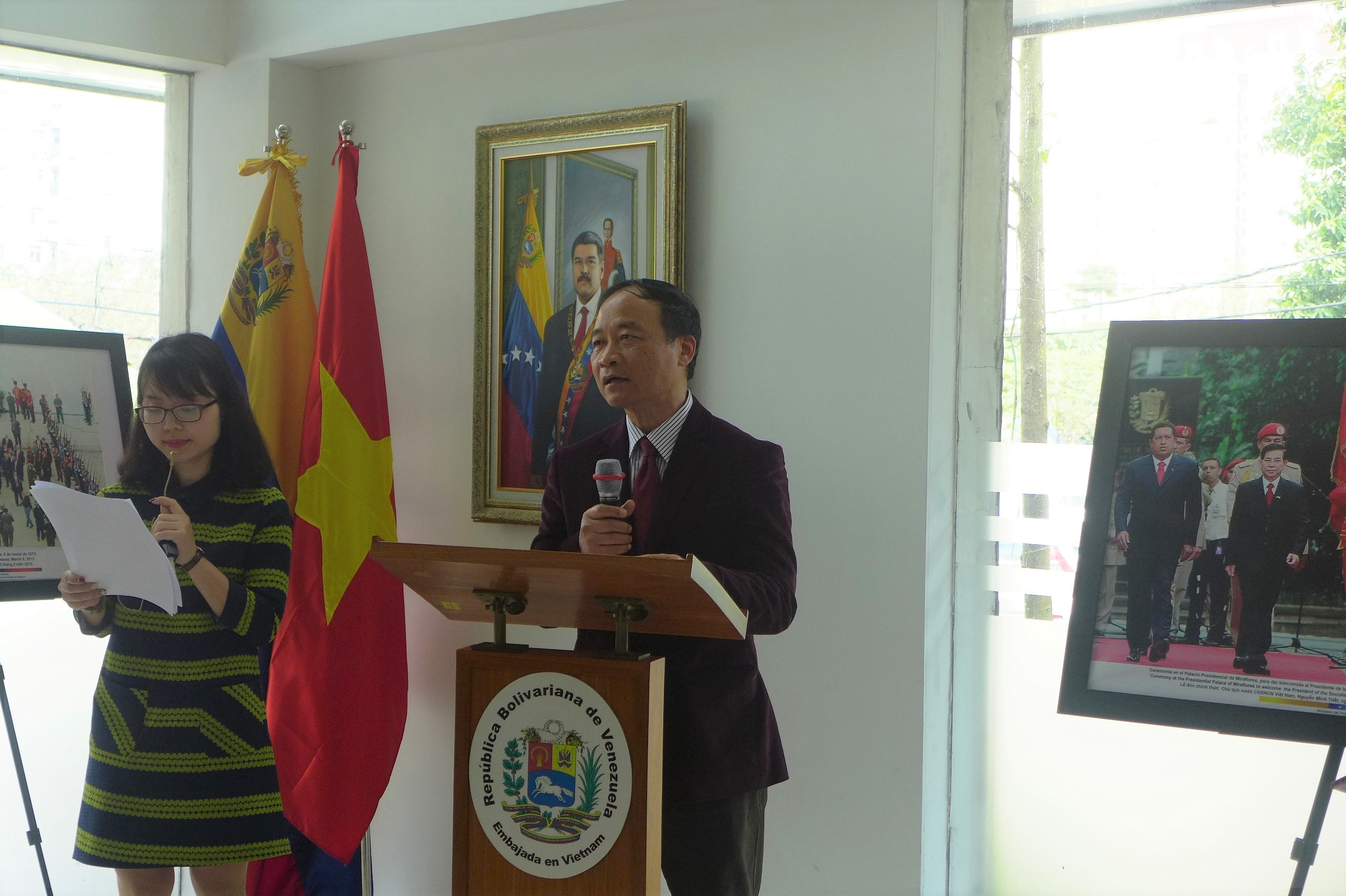 trien lam anh tuong niem 5 nam ngay mat cua tong thong hugo chavez tai ha noi