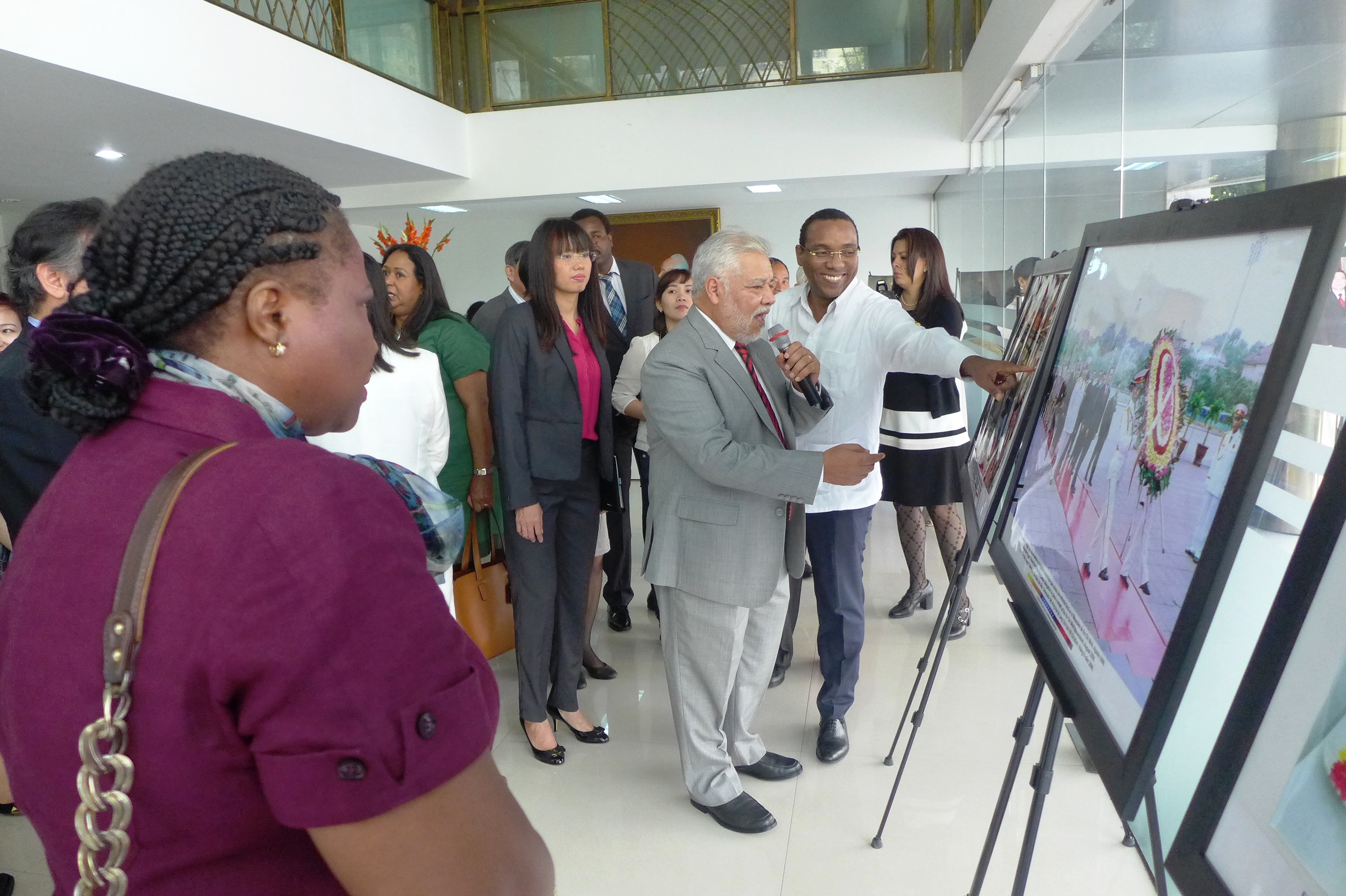 trien lam anh tuong niem 5 nam ngay mat cua tong thong hugo chavez tai ha noi