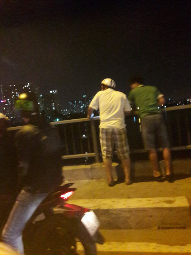bo lai xe may nguoi phu nu nhay cau nguyen van cu tu van