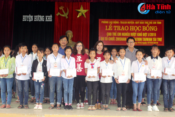 zhishan foundation taiwan trao qua cho hoc sinh ngheo ha tinh va nghe an