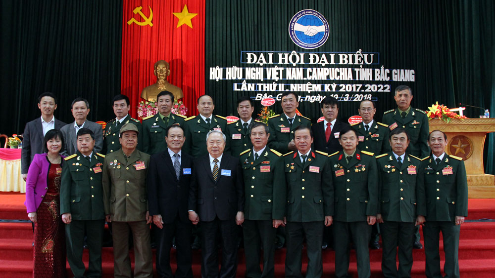 ong le van hoan tiep tuc tai cu lam chu tich hoi huu nghi viet nam campuchia tinh bac giang