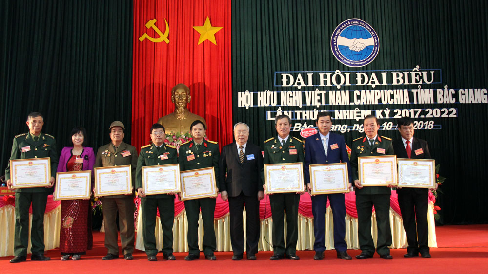 ong le van hoan tiep tuc tai cu lam chu tich hoi huu nghi viet nam campuchia tinh bac giang