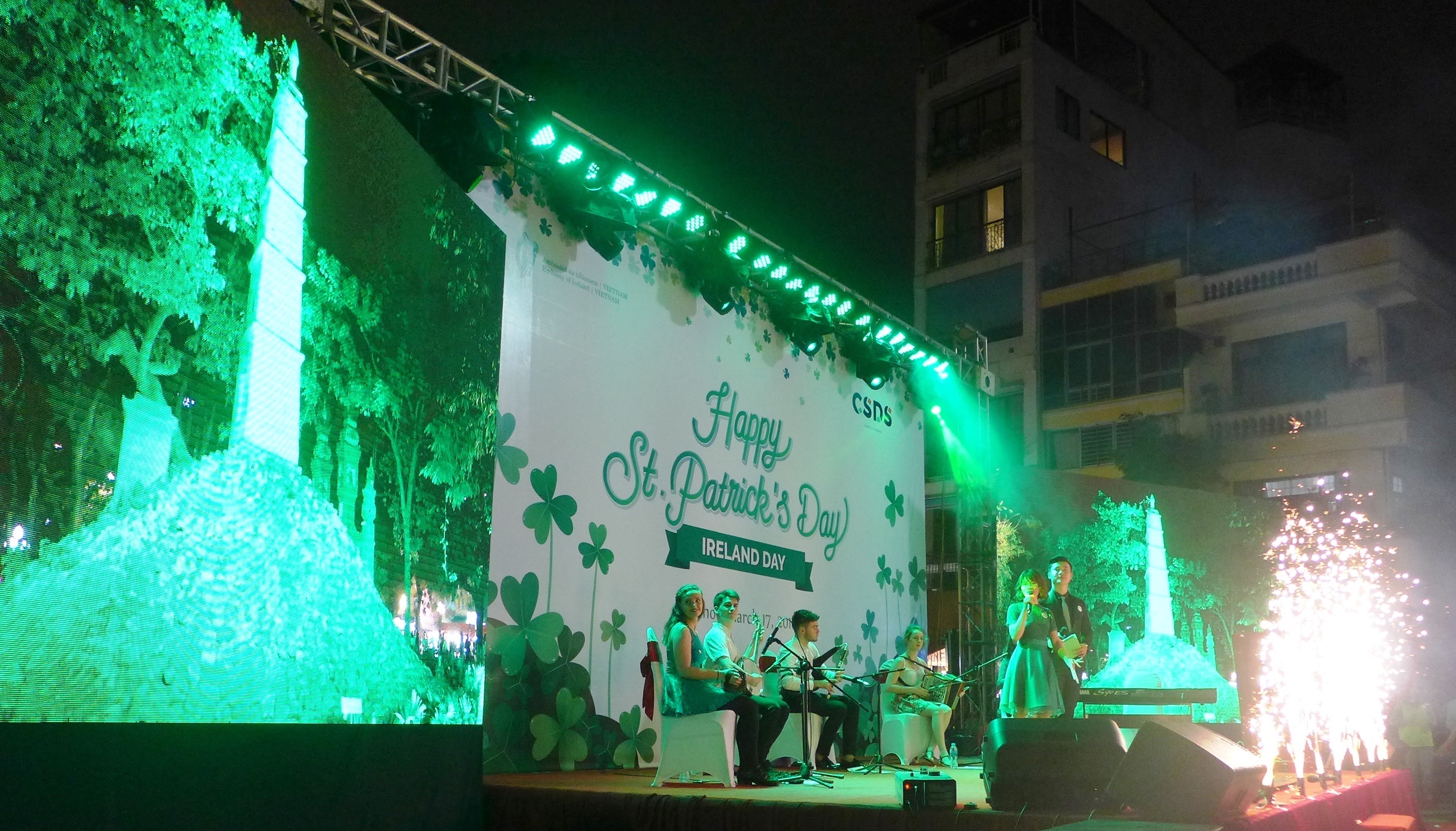 thap but duoc nhuom xanh nhan ngay quoc khanh ireland