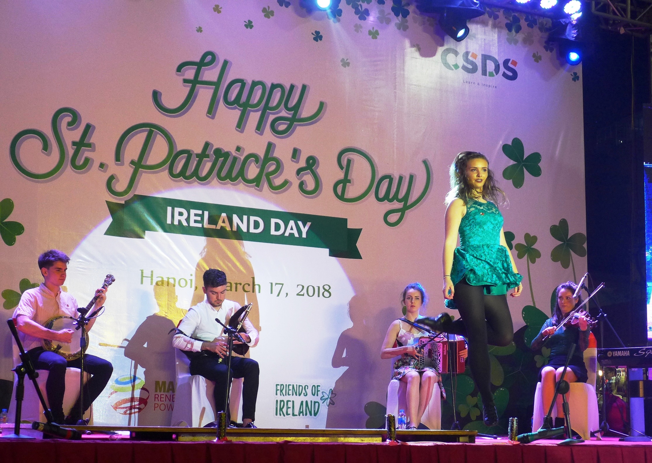 thap but duoc nhuom xanh nhan ngay quoc khanh ireland