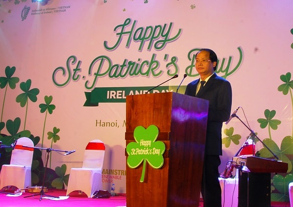 thap but duoc nhuom xanh nhan ngay quoc khanh ireland