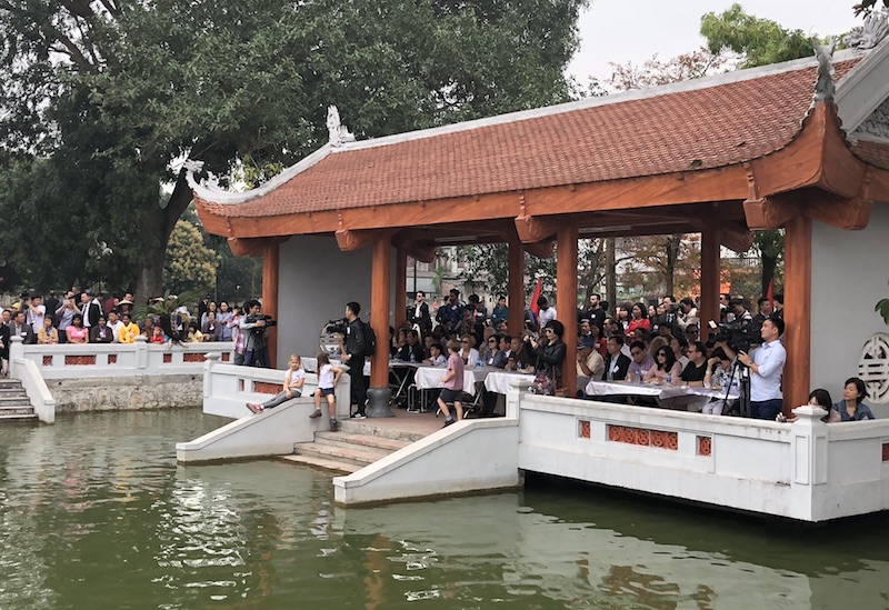 ban be quoc te du xuan huu nghi tai di tich co loa