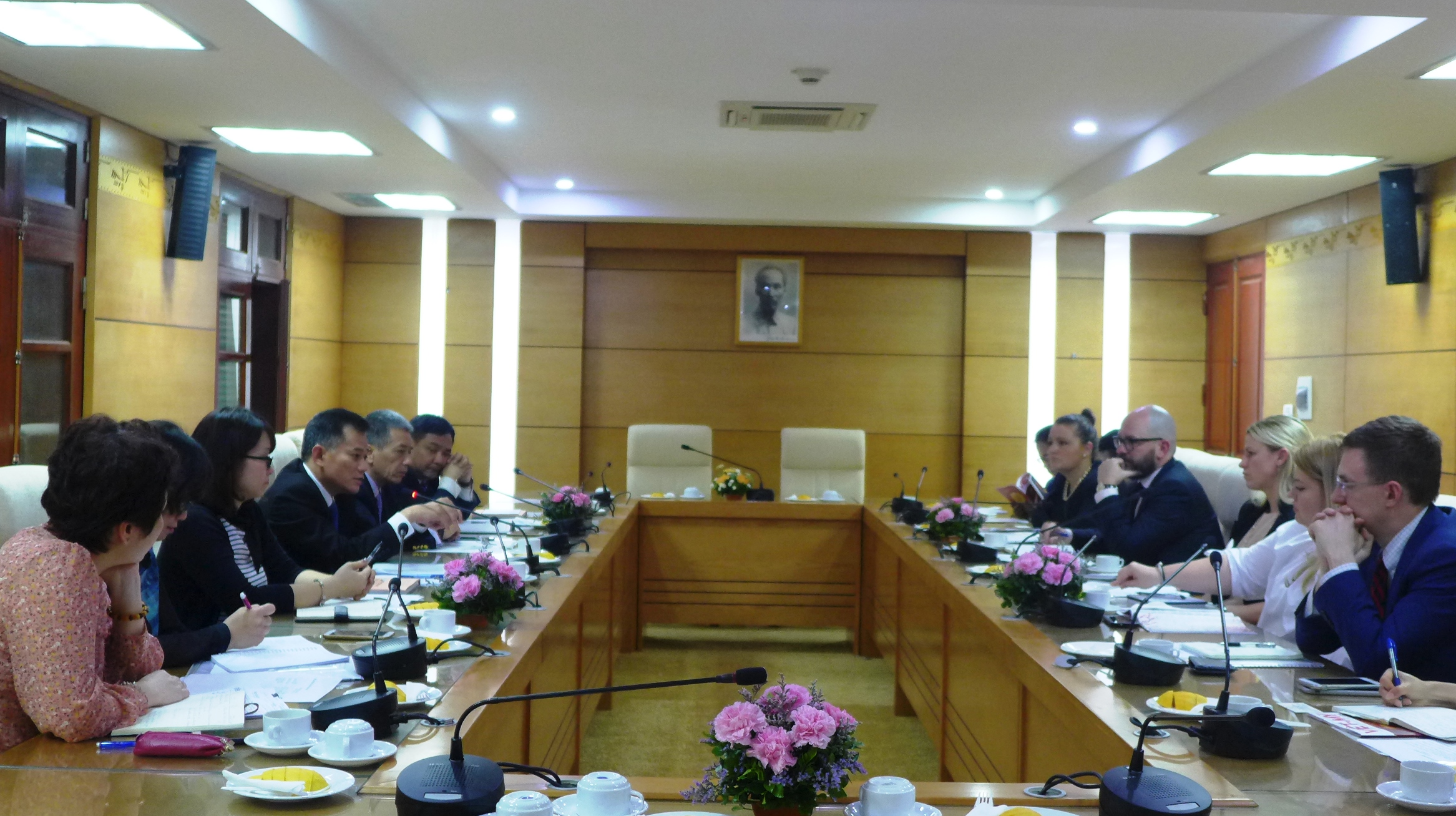 lanh dao vufo hoi viet my tiep doan tro ly nghi si my