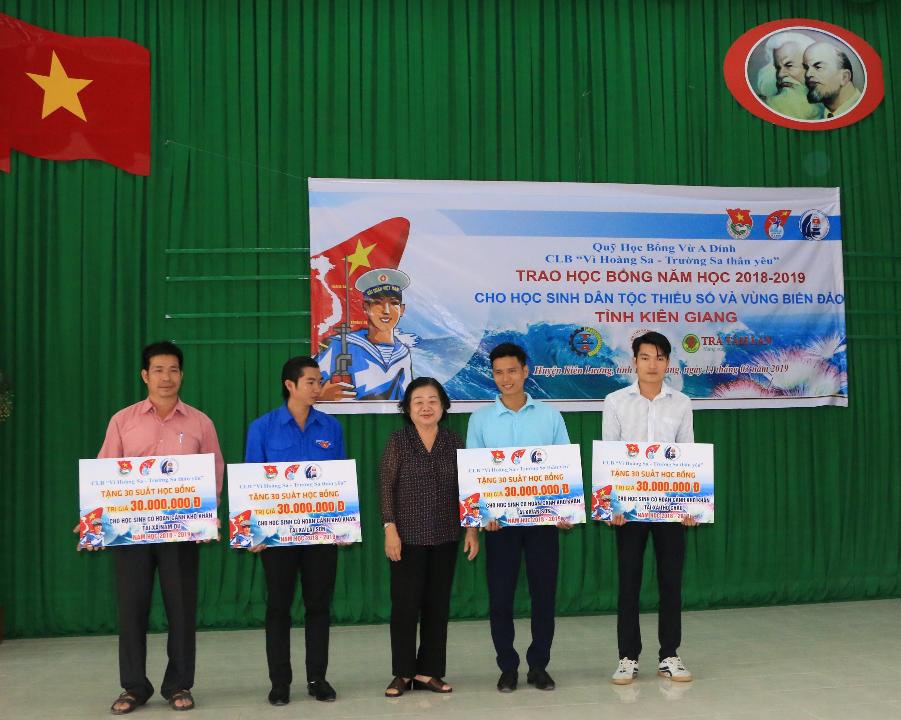 trao hoc bong vu a dinh cho cac em hoc sinh ngheo tinh kien giang