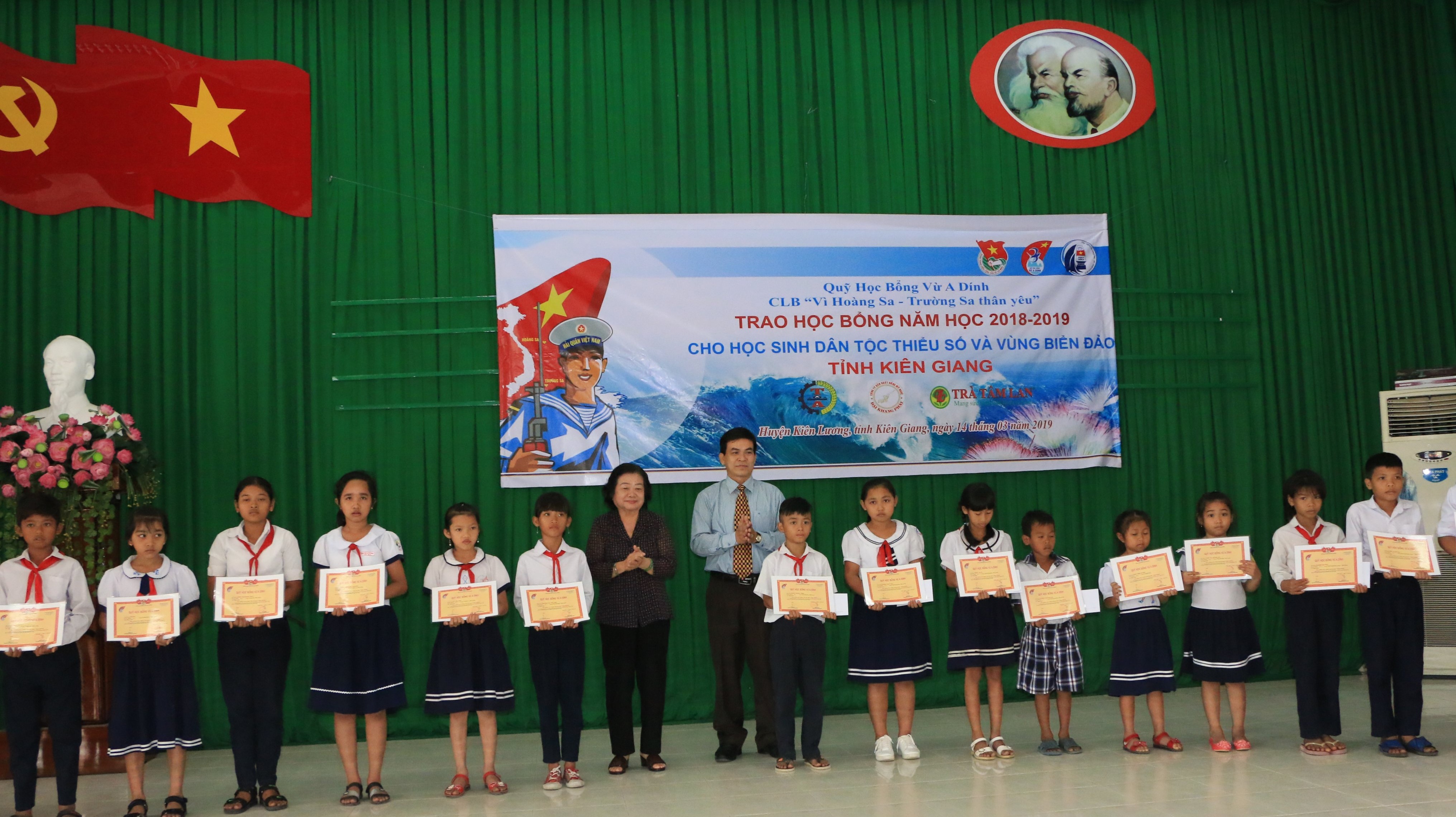 trao hoc bong vu a dinh cho cac em hoc sinh ngheo tinh kien giang