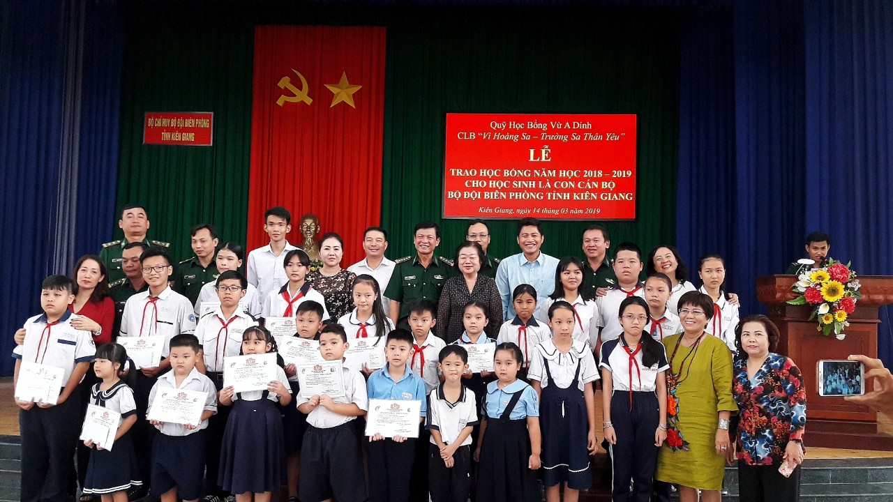 trao hoc bong vu a dinh cho cac em hoc sinh ngheo tinh kien giang