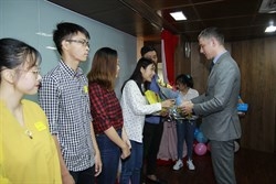 da tiec gay quy trieu usd cho tre em kho khan tro lai trong thang 9