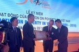 Trao Bằng khen và Kỷ niệm chương cho tổ chức và cá nhân Action on Poverty