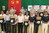 Tzu Chi Nhật Bản tặng 250 bộ đèn năng lượng mặt trời cho hộ nghèo tại Bến Tre
